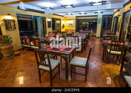 La sala da pranzo di notte al Chhahari Retreat, un Lodge boutique a Kathmandu, Nepal. Foto Stock