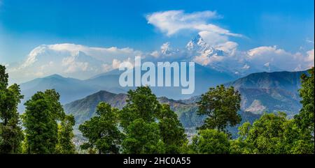 Annapurna Sud, Hiunchuli, Machhapuchare & Annapurna III nell'Himalaya nepalese, da Sarangkot, Pokhara, Nepal. Annapurna III, giusto, è per lo più Foto Stock