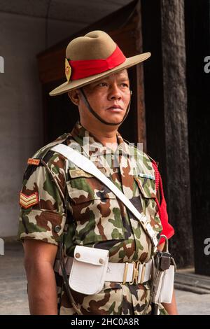 Gurkha soldato in moderno camouflage uniforme sul dovere di guardia al Palazzo Hanuman Dhoka, Durbar Square, Kathmandu, Nepal. Foto Stock