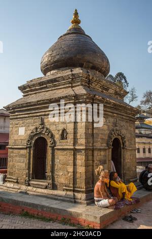 Un gruppo di sadhus, asceti indù o uomini santi nel complesso del tempio di Pashupatinath a Kathmandu, Nepal. Foto Stock