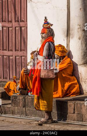 Sadhus, asceti indù o uomini santi nel complesso del tempio di Pashupatinath a Kathmandu, Nepal. Foto Stock