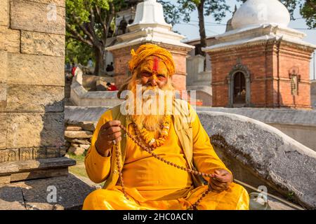 Un sadhu, un ascetico indù o un uomo santo in Piazza Hanuman Dhoka Durbar a Kathmandu, Nepal. Foto Stock
