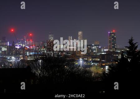 Una vista del centro di Leeds dal Cimitero di Holbeck. Yorkshires 2 edifici più alti 'Altus House' e 'Bridgewater Place' possono essere visti Foto Stock