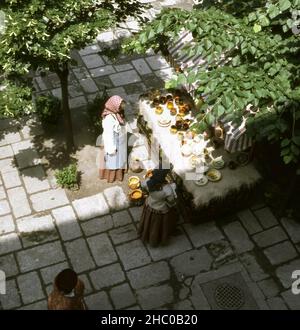 Bucarest, Romania, circa 1978. Donne provenienti dalla campagna rumena che vendono ceramiche tradizionali fatte a mano in città. Foto Stock