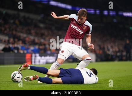 Harrison Ashby del West Ham United (a sinistra) e Sergio Reguilon di Tottenham Hotspur combattono per la palla durante la partita finale del quarto della Coppa Carabao al Tottenham Hotspur Stadium di Londra. Data foto: Mercoledì 22 dicembre 2021. Foto Stock