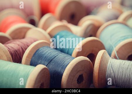 Bobine di legno di fili. Varie bobine di legno vintage di fili multicolore. Foto Stock