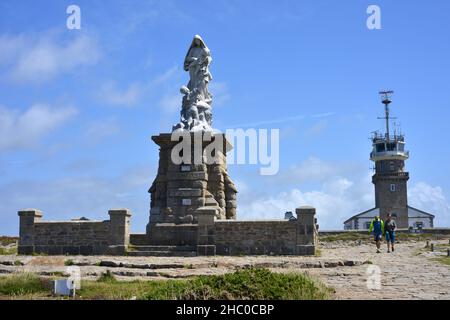 Pointe du Raz, Francia, 08-07-2021 monumento dei beati morti al mare, Notre Dame des Naufrages Foto Stock