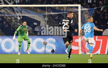 Napoli, Campania, Italia. 22nd Dic 2021. Durante la serie Italiana Una partita di calcio SSC Napoli vs FC Spezia il 22 dicembre 2021 allo stadio Diego Armando Maradona di Napoli.in foto: David Ospina (Credit Image: © Fabio Sasso/ZUMA Press Wire) Foto Stock