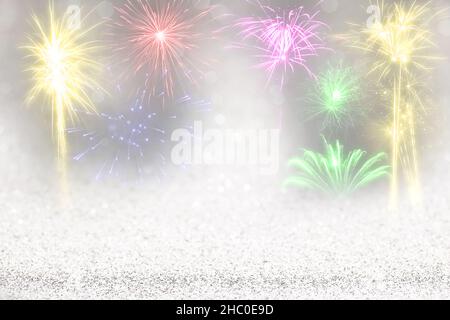 Fuochi d'artificio multicolore e bokeh a Capodanno, spazio copia. Astratto sfondo vacanza Foto Stock