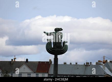 Scultura saluto i passeggeri in arrivo al porto passeggeri di riga in Lettonia Foto Stock