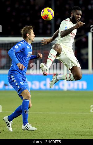Empoli, Italia. 22nd Dic 2021. Franck Kessie di AC Milan in azione durante la Serie A football match tra Empoli FC e AC Milan allo stadio Carlo Castellani di Empoli (Italia), 22th dicembre 2021. Foto Paolo Nucci/Insidefoto Credit: Ininsidefoto srl/Alamy Live News Foto Stock