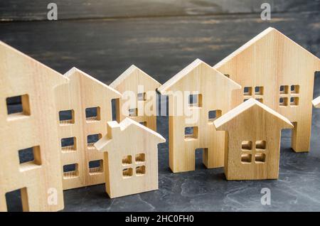 Città di figurine di legno di case. Acquisto e vendita di immobili. Ristrutturazione e miglioramento della casa. Mutuo ipotecario. Manutenzione degli edifici. Noleggio hous Foto Stock