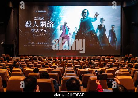Hong Kong, Cina. 22nd Dic 2021. Gli spettatori partecipano a una prima di proiezione cinematografica della serie americana di film d'azione di fantascienza The Matrix Resurrections, distribuita da Warner Bros. Pictures, e suonata da Keanu Reeves, in un cinema di Hong Kong. (Foto di Budrul Chukrut/SOPA Images/Sipa USA) Credit: Sipa USA/Alamy Live News Foto Stock
