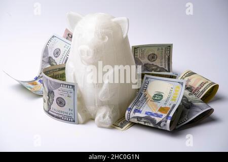 3d piggy banca stampata con centinaia di dollari bollette Foto Stock