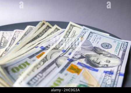 Dollari USA bollette sul piatto grigio Foto Stock