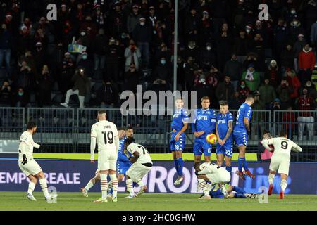 Empoli, Italia. 22nd Dic 2021. Alessandro Florenzi dell'AC Milan segna l'obiettivo del 1-3 durante la serie Una partita di calcio tra Empoli FC e AC Milan allo stadio Carlo Castellani di Empoli (Italia), 22th dicembre 2021. Foto Paolo Nucci/Insidefoto Credit: Ininsidefoto srl/Alamy Live News Foto Stock