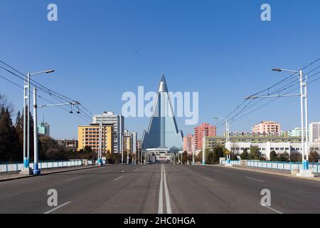 Vista lontana al Ryugyong Hotel a Pyongyang, Corea del Nord. Foto Stock