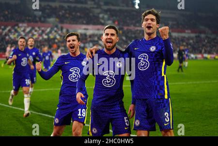 Il Chelsea's Jorginho (centro) festeggia con i compagni di squadra Marcos Alonso (a destra) e Mason Mount dopo aver segnato il secondo gol della partita dal punto di rigore durante la partita finale del quarto della Coppa Carabao al Brentford Community Stadium di Londra. Data foto: Mercoledì 22 dicembre 2021. Foto Stock