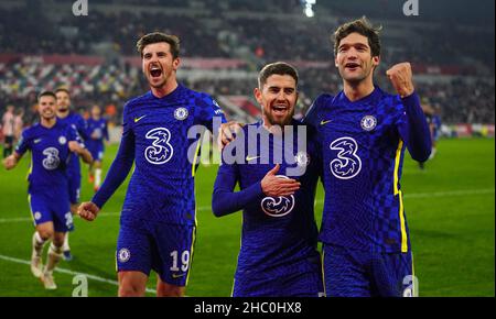 Il Chelsea's Jorginho (centro) festeggia con i compagni di squadra Marcos Alonso (a destra) e Mason Mount dopo aver segnato il secondo gol della partita dal punto di rigore durante la partita finale del quarto della Coppa Carabao al Brentford Community Stadium di Londra. Data foto: Mercoledì 22 dicembre 2021. Foto Stock