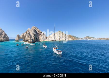 Cabo San Lucas, Los Cabos, Messico, 10 settembre 2021: Crociera in nave Los Cabos intorno alla destinazione turistica panoramica Arco di Cabo San Lucas, Playa Amantes, Playa del Divorcio e altre spiagge Foto Stock