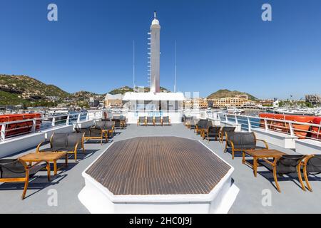 Crociera in nave Los Cabos intorno alla destinazione turistica panoramica Arco di Cabo San Lucas, Playa Amantes, Playa del Divorcio e altre spiagge panoramiche. Foto Stock