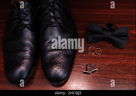 Set per lo sposo Scarpe farfalla cinture CuffLinks anelli da sposa uomo Accessori Foto Stock