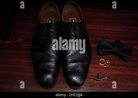 Set per lo sposo Scarpe farfalla cinture CuffLinks anelli da sposa uomo Accessori Foto Stock