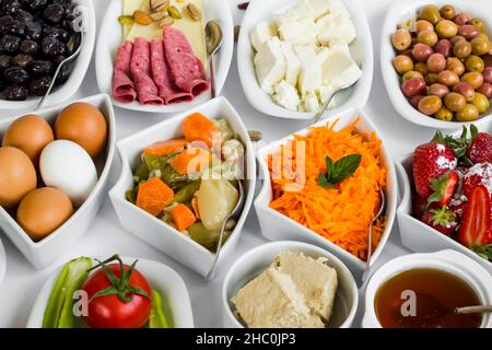 Colazione tradizionale turca con frutta fresca e verdure, uova sode Foto Stock