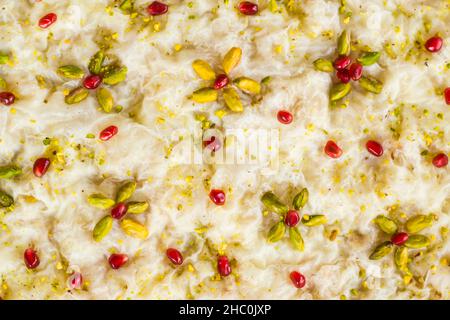 Tradizionale Ramadan turco Dessert latte è Gullac sfondo con semi di melograno. Foto Stock