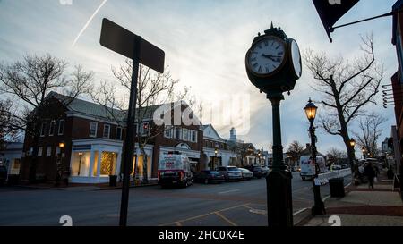 NEW CANAAN, CT, USA - DICEMBRE 21 2021: Elm Street prima di Natale con luce di festa Foto Stock