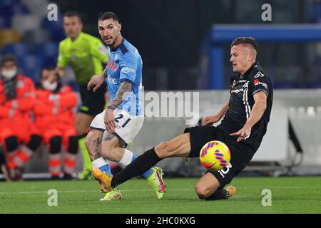 Napoli, Italia. 22nd Dic 2021. Matteo Politano della SSC Napoli durante la Serie Una partita di calcio tra la SSC Napoli e Spezia Calcio allo stadio Diego Armando Maradona di Napoli (Italia), 22nd dicembre 2021. Foto CesarePurini/Insidefoto Credit: Ininsidefoto srl/Alamy Live News Foto Stock