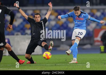 Napoli, Italia. 22nd Dic 2021. Piotr Zielinski della SSC Napoli durante la serie Una partita di calcio tra la SSC Napoli e Spezia Calcio allo stadio Diego Armando Maradona di Napoli (Italia), 22nd dicembre 2021. Foto CesarePurini/Insidefoto Credit: Ininsidefoto srl/Alamy Live News Foto Stock