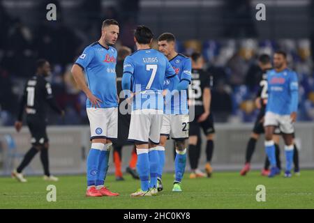 Napoli, Italia. 22nd Dic 2021. I giocatori di Napoli guardano abbattuti durante la Serie A partita di calcio tra SSC Napoli e Spezia Calcio allo stadio Diego Armando Maradona di Napoli (Italia), 22nd dicembre 2021. Foto CesarePurini/Insidefoto Credit: Ininsidefoto srl/Alamy Live News Foto Stock