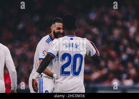 Bilbao, Paesi Baschi, Spagna. 22nd Dic 2021. VINICIUS JR. (20) del Real Madrid festeggia con KARIM BENZEMA (9) del Real Madriddurante la partita la Liga Santander tra il Club Atletico e il Real Madrid allo stadio San Mames il 22 dicembre 2021 a Bilbao, Spagna. (Credit Image: © Edu del Fresno/ZUMA Press Wire) Foto Stock