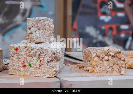 Scerbet con frutta secca e frutta secca al bancone del mercato alimentare estivo locale Foto Stock