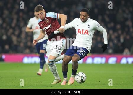 Londra, Regno Unito. 22nd Dic 2021. Steven Bergwijn di Tottenham Hotspur (R) tiene fuori Harrison Ashby di West Ham United (L). Partita finale della Carabao Cup, Tottenham Hotspur contro West Ham Utd al Tottenham Hotspur Stadium di Londra mercoledì 22nd dicembre 2021. Questa immagine può essere utilizzata solo a scopo editoriale. Solo per uso editoriale, licenza richiesta per uso commerciale. Nessun uso in scommesse, giochi o un singolo club/campionato/player pubblicazioni. pic di Steffan Bowen/Andrew Orchard sport fotografia/Alamy Live news credito: Andrew Orchard sport fotografia/Alamy Live News Foto Stock