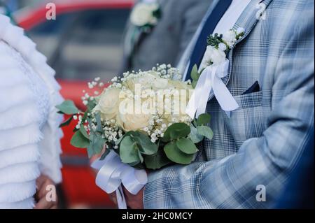 Bouquet di nozze nelle mani dello sposo Foto Stock