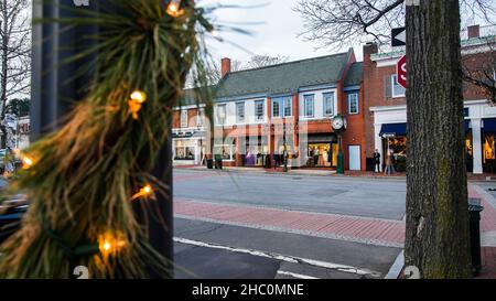 NEW CANAAN, CT, USA - DICEMBRE 21 2021:Elm Street prima di Natale con traffico, luci di festa e acquirenti Foto Stock