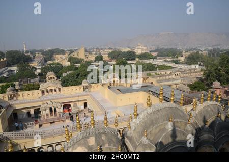 Vista di Hawa Mahal sul palazzo della città, Jaipur Foto Stock