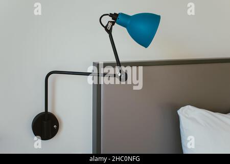 Interni moderni in bianco con arredi minimalisti e decorazioni con lampade a riflettore Foto Stock