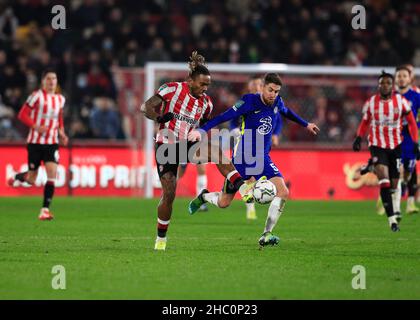 Brentford Community Stadium, Londra, Regno Unito. 22nd Dic 2021. EFL Cup Football Brentford contro Chelsea; Ivan Toney di Brentford sfidato da Jorginho di Chelsea Credit: Action Plus Sports/Alamy Live News Foto Stock