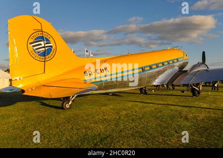 Douglas DC-3 Dakota 9Q-CUK, al Goodwood Revival. Douglas C-47B Skytrain gestito dal club aeronautico Vallentuna Aviatörförening. Aereo di linea vintage Foto Stock