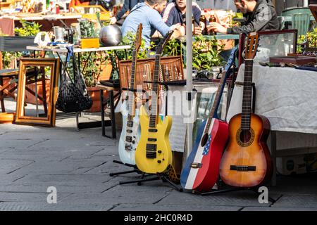 Chitarre usate in vendita a Pescia, durante l'annuale mercato dell'antiquariato e degli oggetti di seconda mano Foto Stock