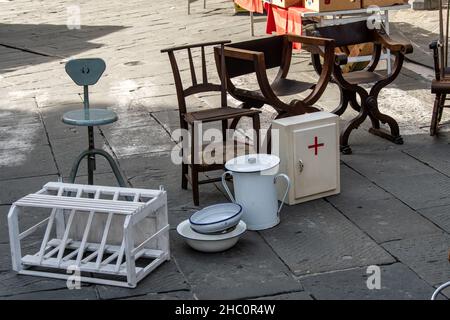 Gli oggetti vintage e i mobili per la vendita al mercato di strada negozio  di antiquariato Foto stock - Alamy