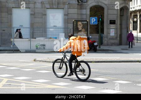 Just Eat Worker Rider Bikes Riding on His bike Deliving Food in A Coruna il 1 maggio 2021 Foto Stock