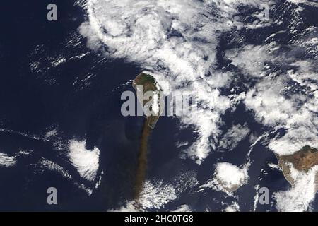 La Palma, Isole Canarie. 4th Ott 2021. Da quando il vulcano Cumbre Vieja ha iniziato a eruttare il 19 settembre 2021, la maggior parte dell'attività è avvenuta sul terreno. Per quasi due settimane, folti fogli di lava bruciarono attraverso terreni agricoli, strade e case nella parte sud-occidentale di la Palma, una delle Isole Canarie. Gli effetti atmosferici dell'eruzione erano stati meno drammatici fino a quando l'Istituto di Vulcanologia delle Isole Canarie (INVOLCAN) non ha riportato un aumento dell'attività esplosiva iniziato il 2 ottobre. Nel bel mezzo dell'elevata attività, lo spettroradiome di imaging a risoluzione moderata Foto Stock