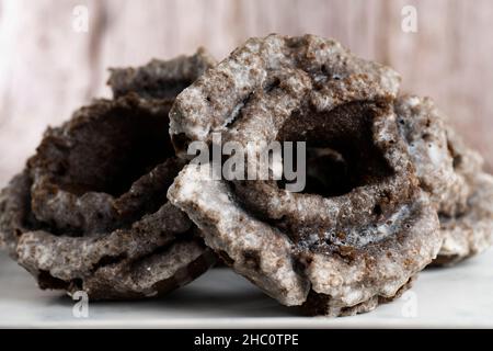 Ciambelle al cioccolato (ciambelle) fresche e in vecchio stile Foto Stock