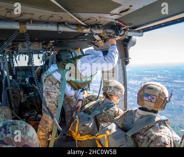 I paracadutisti della U.S. Army Reserve conducono operazioni aeree, Fort Bragg, N.C., 14 dicembre 2021, Durante le operazioni non tattiche condotte in aereo ospitate dal comando statunitense Airborne (U.S. Army Civil Affairs and Psychological Operations Command) della U.S. Army Reserve, dalla Quartermaster Company del 824th e dalla Airborne Division del 82nd. (STATI UNITI Foto dell'esercito col David S. Yuen) Foto Stock