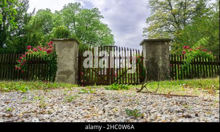 Lukovica, Slovenia - 5 luglio 2021: Vista sul giardino circondato da recinzioni in legno Foto Stock