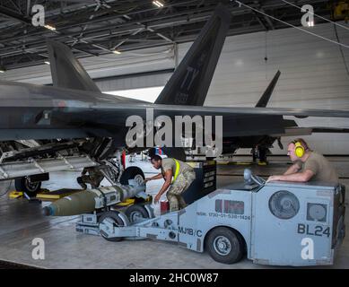 Un equipaggio di carico di 43rd Fighter Generation Squadron sposta un GBU-32 sul suo F-22 Raptor durante il concorso di carico di armi dell'unità Dic 17 presso la base dell'aeronautica Eglin, Fl. due equipaggi di carico di armi gareggiarono per vedere chi poteva caricare un AIM-120 e un AIM-9 sul loro aereo il più veloce e con il minor numero di errori. Il vincitore verrà annunciato in occasione della cerimonia di premiazione dell'unità per i 4th trimestri. (STATI UNITI Air Force Photo/Ilka Cole) Foto Stock